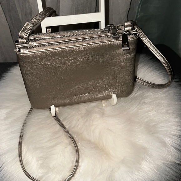 (NWOT) Metallic Silver Safe Keeper 3 Pouch Crossbody Purse - Picture 1 of 8